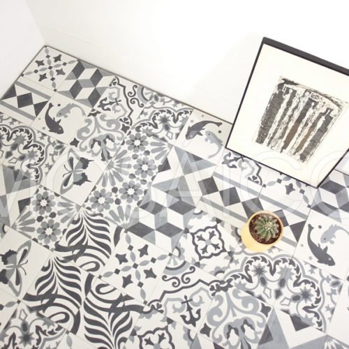 Schwarz-Weiß Fliesen Patchwork verlegt auf dem Boden | Mosaico Zementfliesen Patchwork Elegance