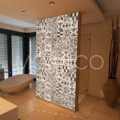 Schwarz-Weiß Fliesen Patchwork an der Wand im Badezimmer | Mosaico Zementfliesen Patchwork Elegance