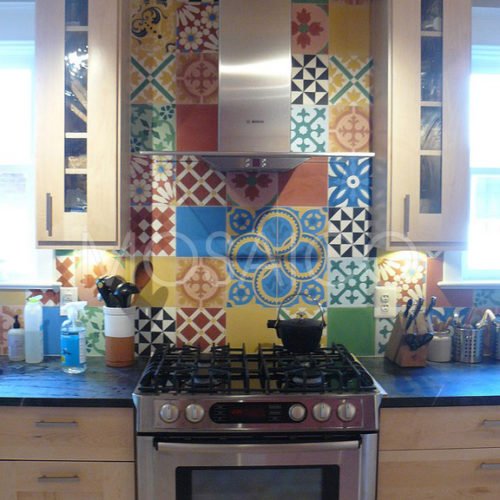 Buntes Fliesen Patchwork als Fliesenspiegel in der Küche | Mosaico Zementfliesen Patchwork Trend Farbvielfalt