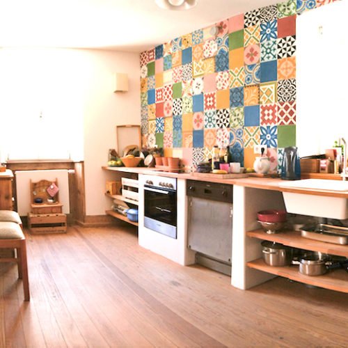 Buntes Fliesen Patchwork an einer Küchenwand | Mosaico Zementfliesen Patchwork Trend Farbvielfalt