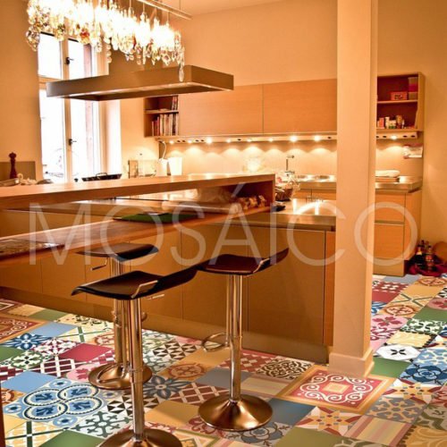 Buntes Fliesen Patchwork im Küchen-Essbereich | Mosaico Zementfliesen Patchwork Trend Farbvielfalt