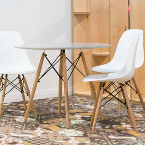 Pastell Fliesen Patchwork im Meetingraum | Mosaico Zementfliesen Patchwork Trend Pastell