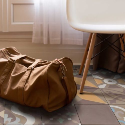 Pastell Fliesen Patchwork fugenlose Verlegung unter einem Stuhl | Mosaico Zementfliesen Patchwork Trend Pastell
