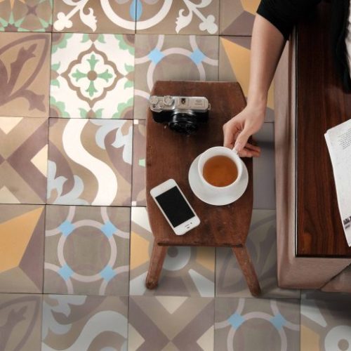 Pastell Fliesen Patchwork im Wohnzimmer | Mosaico Zementfliesen Patchwork Trend Pastell
