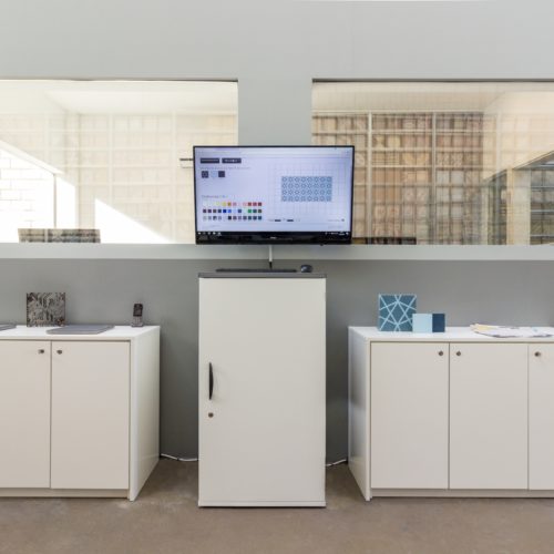 Planung der Wunschfliese mit Hilfe unserer Kundenberater am virtuellen Fliesenplaner im Kölner Showroom
