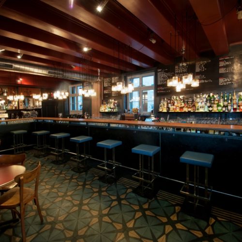 Zementfliesen in einer Bar verlegt in Basel | Muster 206 / 402 AB in den Farben Jeans (M22), Schwarz (M34) und Zimt (M35) | Referenznummer: 9979 / S1550