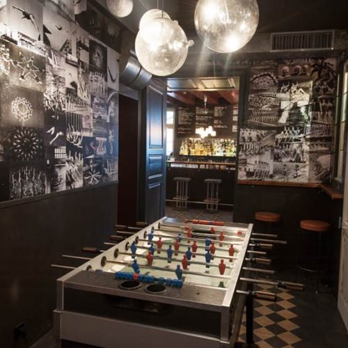 Zementfliesen im Kickerraum - Bar in Basel | Muster 206 / 402 AB in den Farben Jeans (M22), Schwarz (M34) und Zimt (M35) | Referenznummer: 9979 / S1550