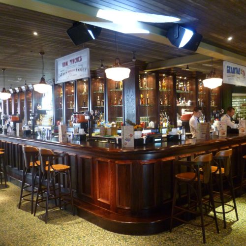 Zementfliesen in einer Bar verlegt in Blackpool | Muster 228 in den Farben Elfenbein (M02), Khaki (M29), Lagune (M54) und Tanne (M26) | Referenznummer: 6178