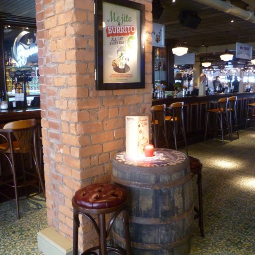 Bar in Blackpool (England) mit Zementfliesen | Fliesenmuster 228 in den Farben Elfenbein (M02), Khaki (M29), Lagune (M54) und Tanne (M26) | Referenznummer: 6178