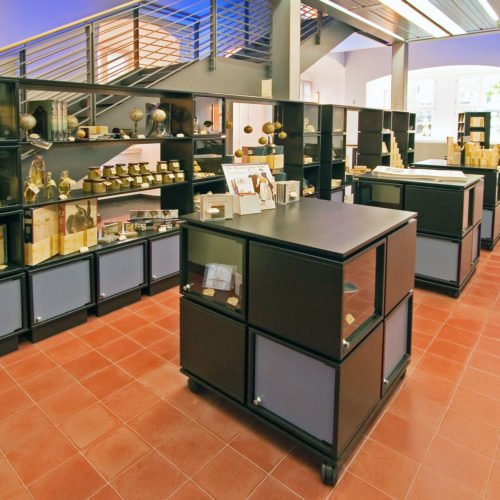 Zementfliesen verlegt auf dem Boden in einem Museumsshop | Unifliesen in der Farbe Kupfer (M11) | Referenznummer: 1150