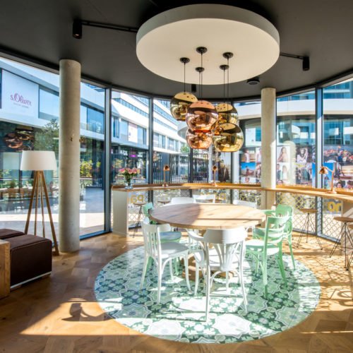 Zementfliesen im Montabaur Outlet Center-Cafe Pano Brot & Cafe | Fliesenmuster 215 in den Farben Lind (M23), Weiß (M01), Tanne (M26) und Stahl (M36) | Referenznummer: 10323 / S1604