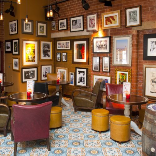 Zementfliesen in einem Cafe verlegt in Sheffield | Muster 223 in den Farben Hellblau (M21), Weiß (M01), Kupfer (M11), Jeans (M22) und Senf (M06) | Referenznummer: 6178