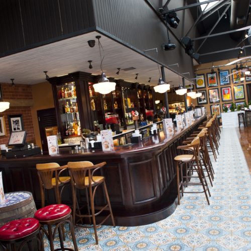 Zementfliesen im Bereich der Bar verlegt in Sheffield | Muster 223 in den Farben Hellblau (M21), Weiß (M01), Kupfer (M11), Jeans (M22) und Senf (M06) | Referenznummer: 6178