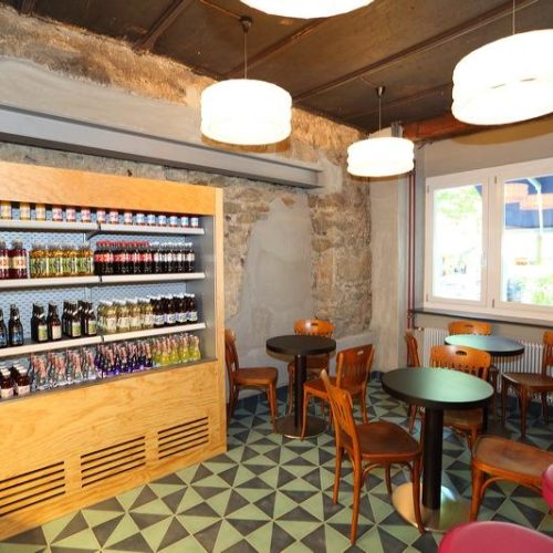 Bodenfliesen in einem Cafe in der Schweiz | Muster 150 in den Farben Nachtblau (M18) und Lagune (M54) | Referenznummer: 5041