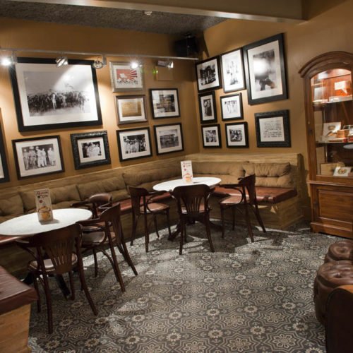 Zementfliesen verlegt auf dem Boden in einer Bar in York | Muster 219 in den Farben Anthrazit (M31), Grau (M32) und Nebel (M33) | Referenznummer: 6178