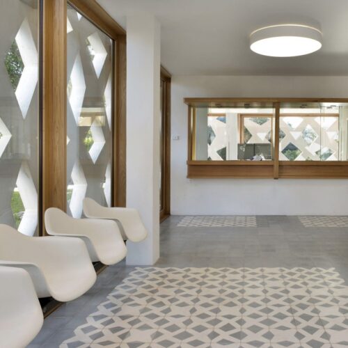 Zementfliesen im Eingangsbereich der Schweizerischen Botschaft in Algerien | Architekten (Bakker&Blanc) / Bauherren (OFCL) | Individuelles Muster in den Farben Weiß (M01) und Grau (M32) | Referenznummer: 3813/S843