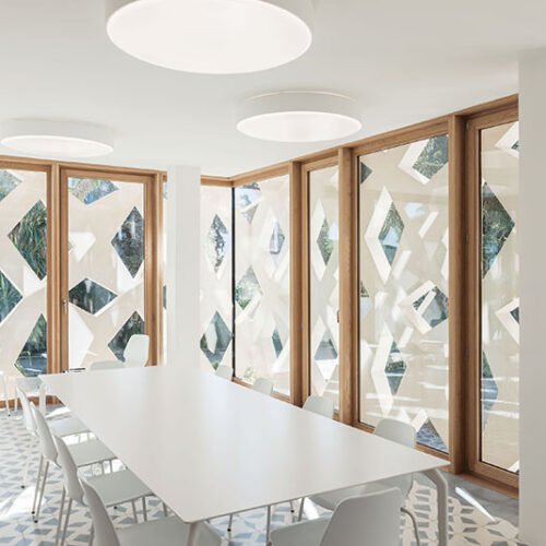 Bodenfliesen verlegt in der Schweizerischen Botschaft in Algerien | Architekten (Bakker&Blanc) / Bauherren (OFCL) | Individuelles Muster in den Farben Weiß (M01) und Grau (M32) | Referenznummer: 3813/S843