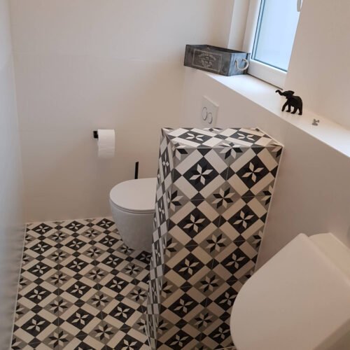 Zementfliesen in einem Gäste WC mit Pissoir in Köln | Muster 136 in den Farben Schwarz (M34), Weiß (M01) und Grau (M32) | Referenznummer: 14554