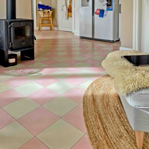 Zementfliesen in einer Landhausküche verlegt in einem Haus in Dreieich bei Frankfurt | Schachbrett diagonal verlegt in den Farben Elfenbein (M02) und Puder (M09) | Referenznummer: 15716 / S2948