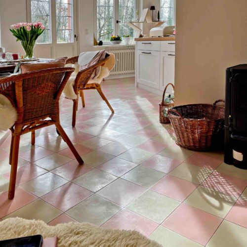 Zementfliesen in einer Küche verlegt in einem Haus in Dreieich | Schachbrett diagonal verlegt in den Farben Elfenbein (M02) und Puder (M09) | Referenznummer: 15716 / S2948
