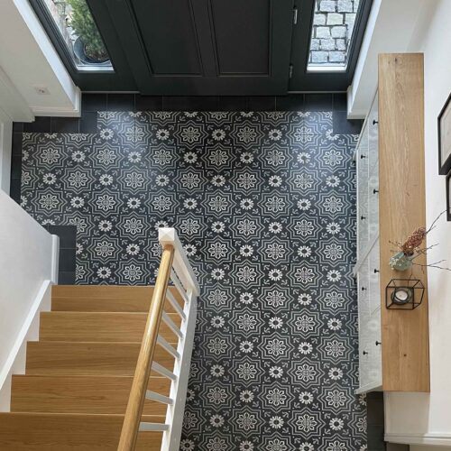 Mosaico Zementfliesen verlegt im Eingangsbereich in einem Landhaus in Lippstadt | Muster 219 und Unifliesen in den Farben Anthrazit (M31), Grau (M32) und Nebel (M33) | Referenznummer: 9444 / S2012