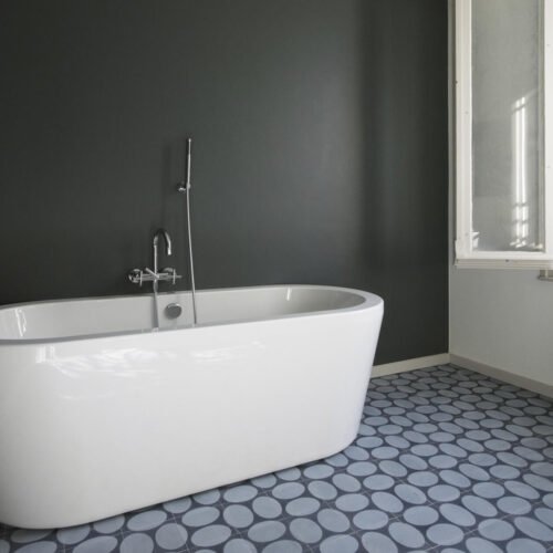 Zementfliesen verlegt im Badezimmer | Muster Elliptoid in den Farben Nachtblau (M18) und Stahl (M36) | Referenznummer: S2145 | Düsseldorfer Architekturbüro Hypothese mit Achim Schmitz
