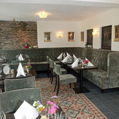 Zementfliesen verlegt im Restaurant des Hotels Alte Stadtmauer in Beilstein | Muster New Castle, 482A, 482B und Unifliesen in den Farben Elfenbein (M02), Bordeaux (M13), Aubergine (M15) und Khaki (M29) | Referenznummer: S1846