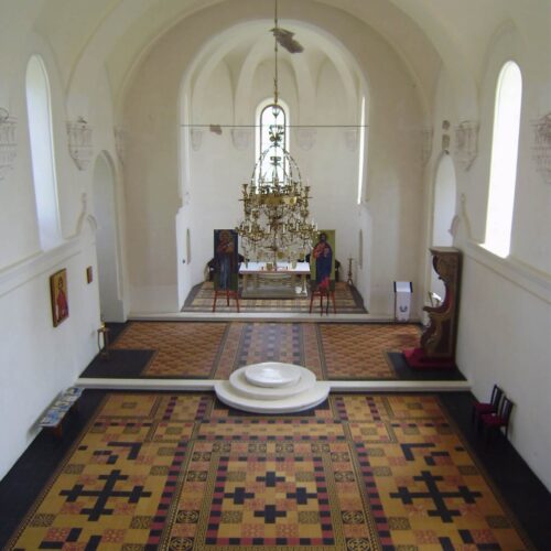 Zementfliesen verlegt in der Kathedrale von Pakrac in Kroatien | Verschiedene Muster und Unifliesen in den Farben Schwarz (M34), Bordeaux (M13) und Senf (M06) | Referenznummer: S1764