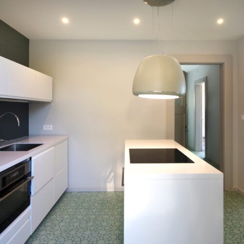 Zementfliesen verlegt in der Küche | Muster Penta 02 in den Farben Lind (M23) und Tanne (M26) | Düsseldorfer Architekturbüro Hypothese mit Achim Schmitz