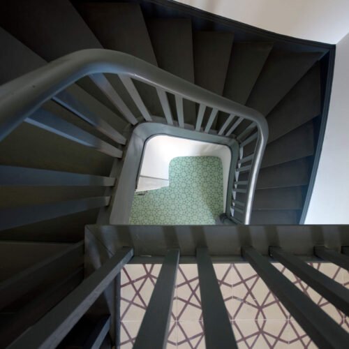 Zementfliesen verlegt im Treppenhaus | Muster Penta 01 (oben) und Penta 02 (unten) in den Farben Elfenbein (M02), Mahagoni (M14), Lind (M23) und Tanne (M26) | Düsseldorfer Architekturbüro Hypothese mit Achim Schmitz