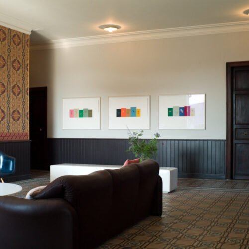 Der gemütliche Salon im zweiten Stock mit den Zementfliesen von Mosáico und dem offenen Kamin