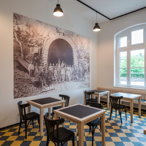 Zementfliesen im Café eines Kulturzentrums | Unifarbene Fliesen als Schachbrett diagonal verlegt in den Farben Gelb (M05) und Anthrazit (M31) | Referenznummer: 15966/ S3030 | Foto: Wolfgang Grümer
