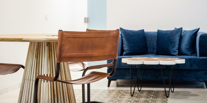 Zementfliesen in der Lounge eines Hotels in Cádiz | Muster 140 in den Farben Nachtblau (M18), Khaki (M29) Kupfer (M11) und Elfenbein (M02) | Referenznummer: 13057/ S2349