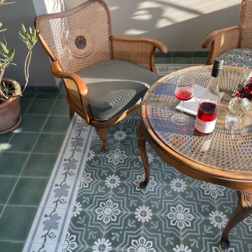 Zementfliesen im Weincafé in Cochem | Muster 219 und Bordüre 432 in den Farben Schilf (M52), Grau (M32) und Nebel (M33) | Referenznummer: 16652/ S3195 | veröffentlicht im Magazin: Wein im Glas...
