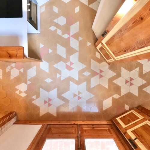 Hexagonale Zementfliesen in einer Stadtwohnung in Barcelona | Muster Sakura | Referenznummer: S2849