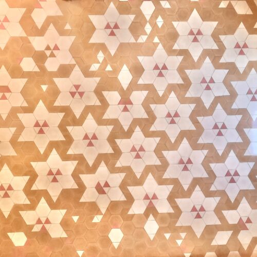 Zementfliesen in einem Wohnzimmer einer Stadtwohnung in Barcelona | Muster: Sakura | Referenznummer: S2849