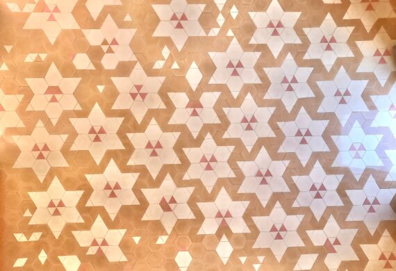 Zementfliesen in einem Wohnzimmer einer Stadtwohnung in Barcelona | Muster: Sakura | Referenznummer: S2849