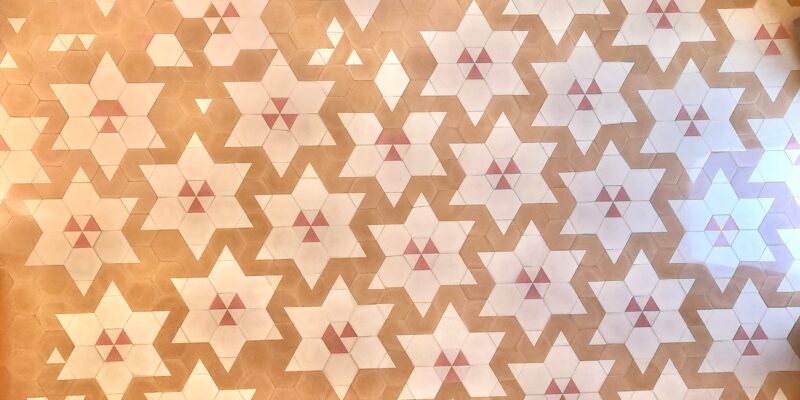 Zementfliesen in einem Wohnzimmer einer Stadtwohnung in Barcelona | Muster: Sakura | Referenznummer: S2849