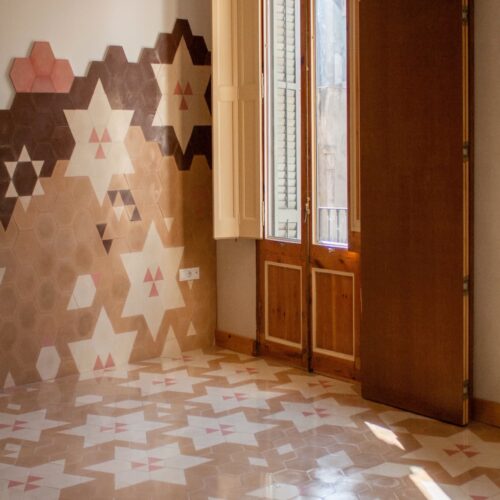 Zementfliesen über Wand und Boden einer Stadtwohnung in Barcelona | Muster: Sakura | Referenznummer: S2849