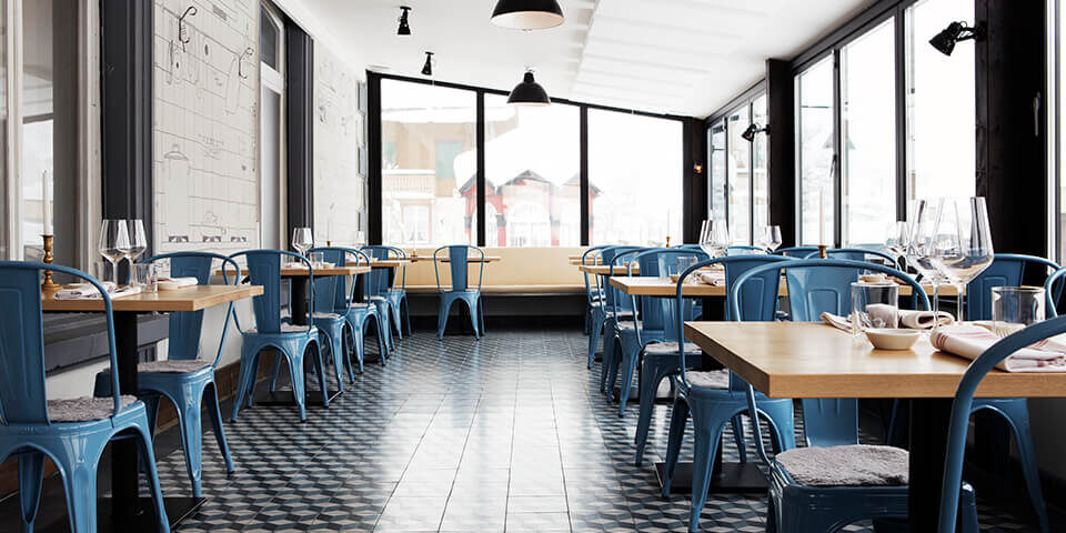 Zementfliesen verlegt im Restaurantbereich eines schweizer Hotels | Muster 112 in den Farben Nachtblau (M18), Jeans (M22) und Nebel (M33) | Referenznummer: S452 Zementfliesen verlegt im Restaurantbereich eines schweizer Hotels | Muster 112 in den Farben Nachtblau (M18), Jeans (M22) und Nebel (M33) | Referenznummer: S452